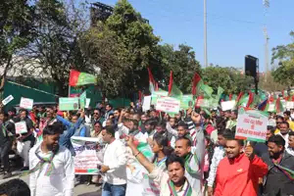 झारखंड में स्टाफ सेलेक्शन पेपर लीक की सीबीआई जांच के लिए राजभवन के समक्ष छात्रों का प्रदर्शन